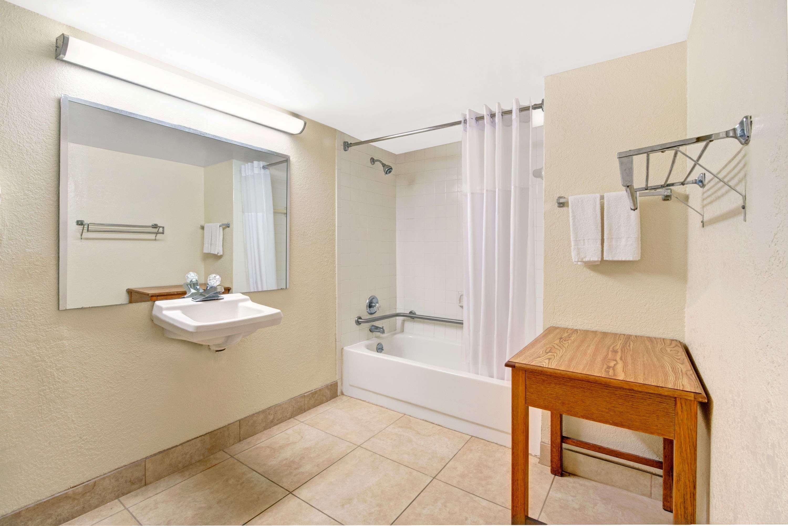 Days Inn By Wyndham Charlotte Northlake Экстерьер фото