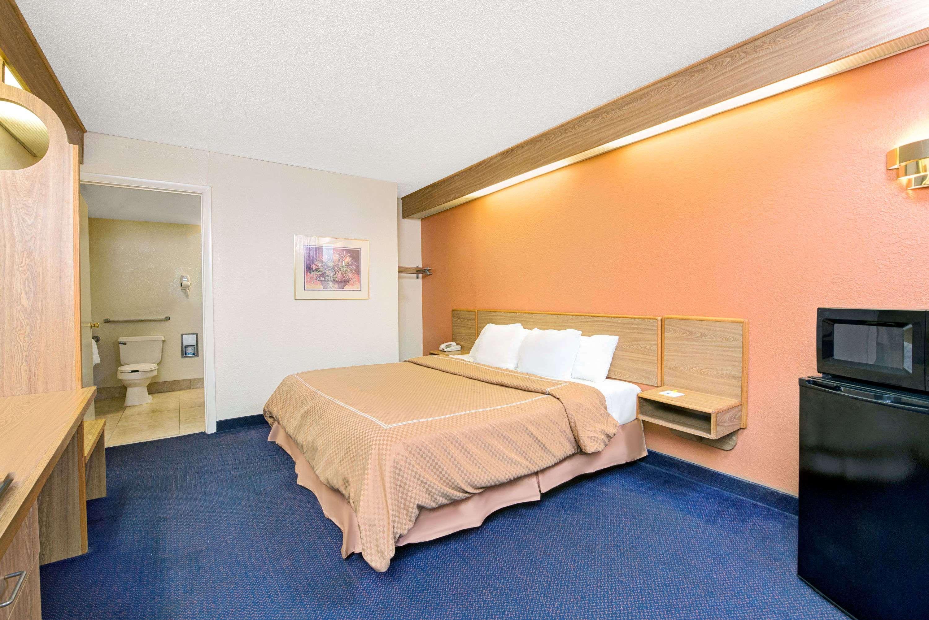Days Inn By Wyndham Charlotte Northlake Экстерьер фото