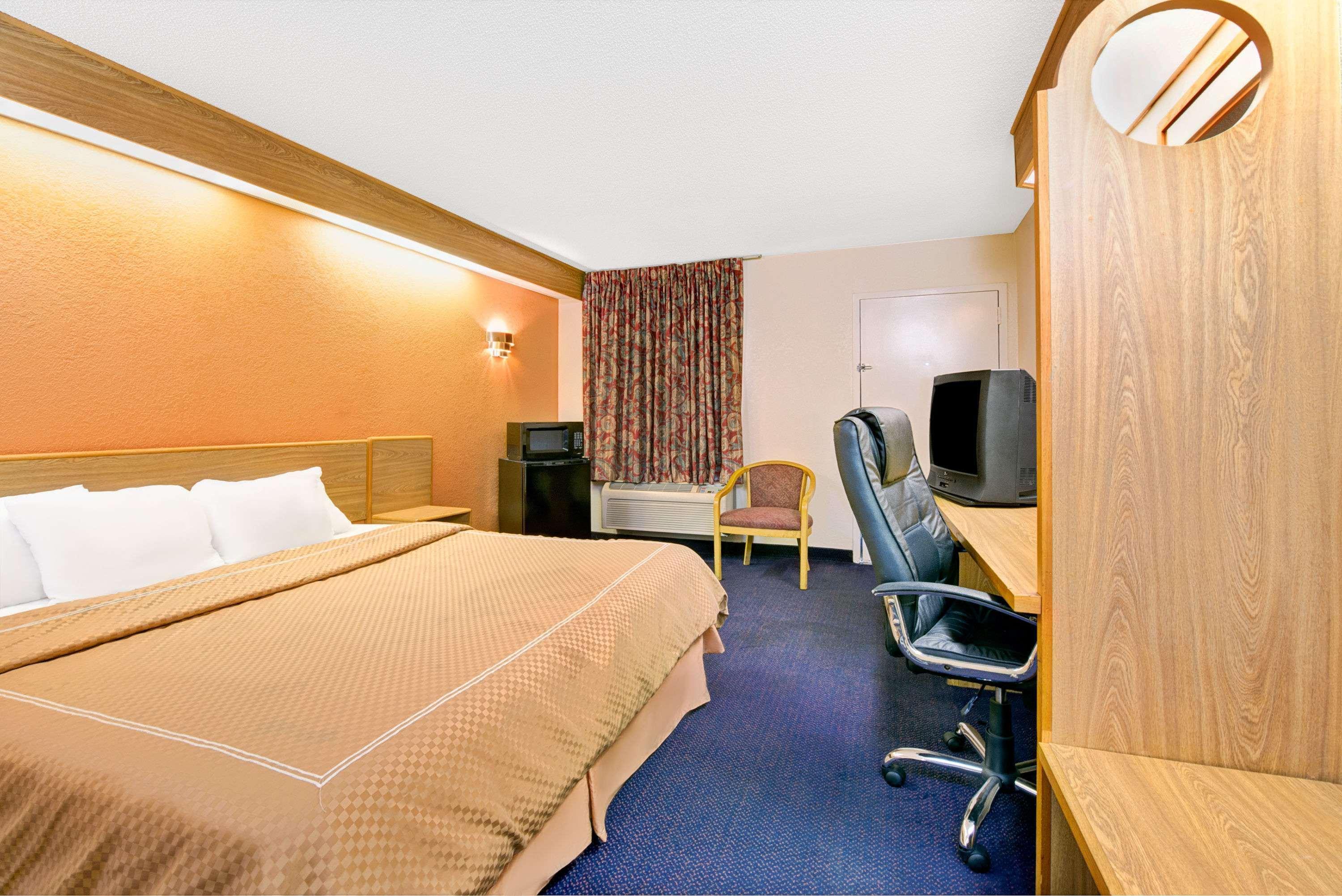 Days Inn By Wyndham Charlotte Northlake Экстерьер фото