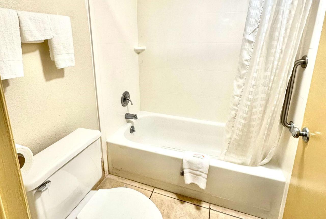Days Inn By Wyndham Charlotte Northlake Экстерьер фото