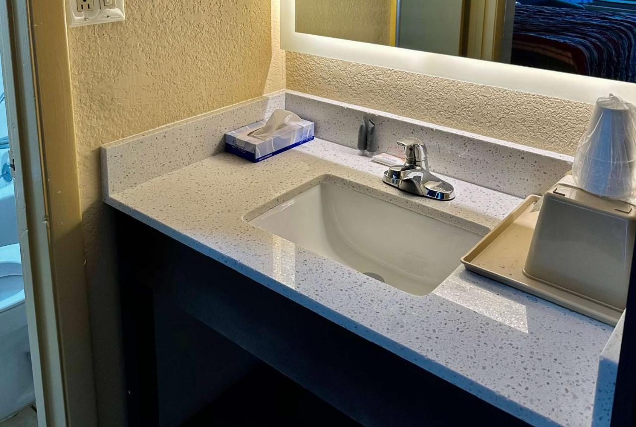 Days Inn By Wyndham Charlotte Northlake Экстерьер фото