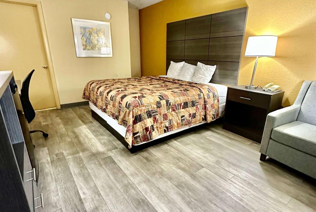 Days Inn By Wyndham Charlotte Northlake Экстерьер фото