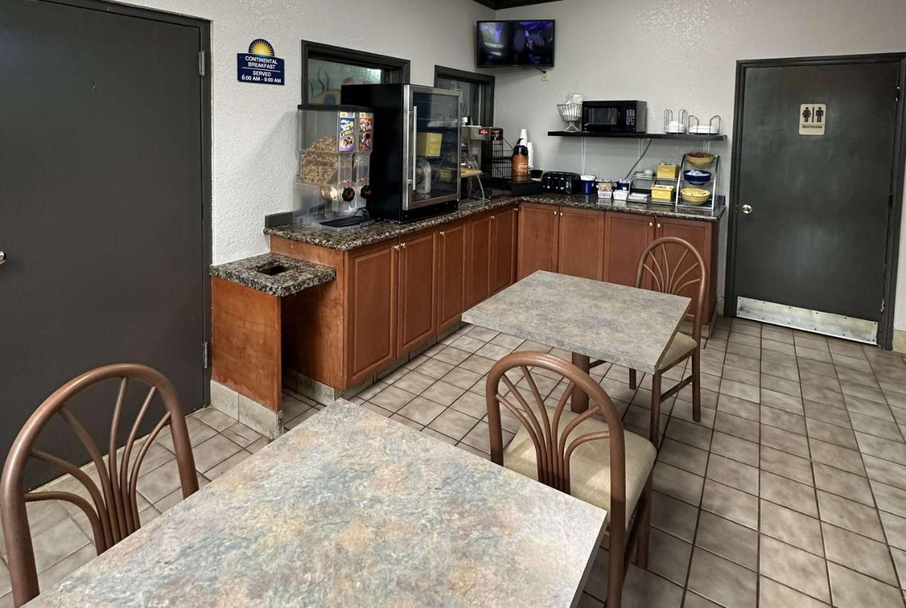 Days Inn By Wyndham Charlotte Northlake Экстерьер фото