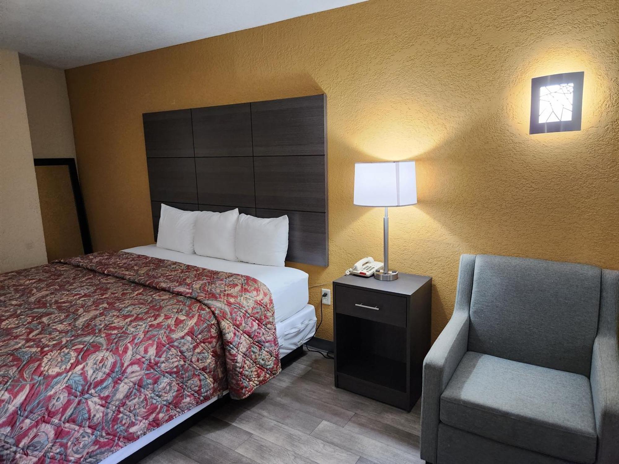 Days Inn By Wyndham Charlotte Northlake Экстерьер фото